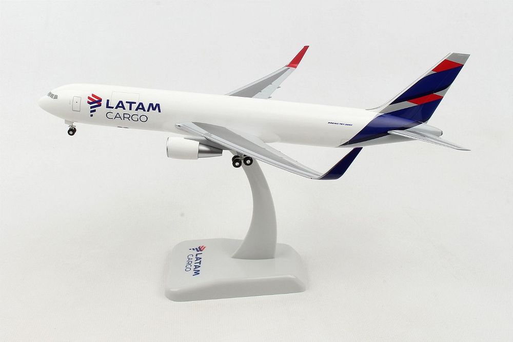 Avião Latam Cargo 767-300F